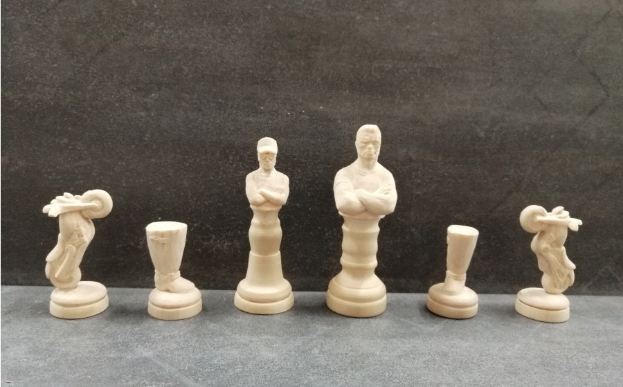 Die Terminator Schachfiguren in Ahorn (weiß): Terminator ist der König, Sarah Connor ist die Dame, das Motorrad ist das Pferd, der Stiefel ist der Läufer