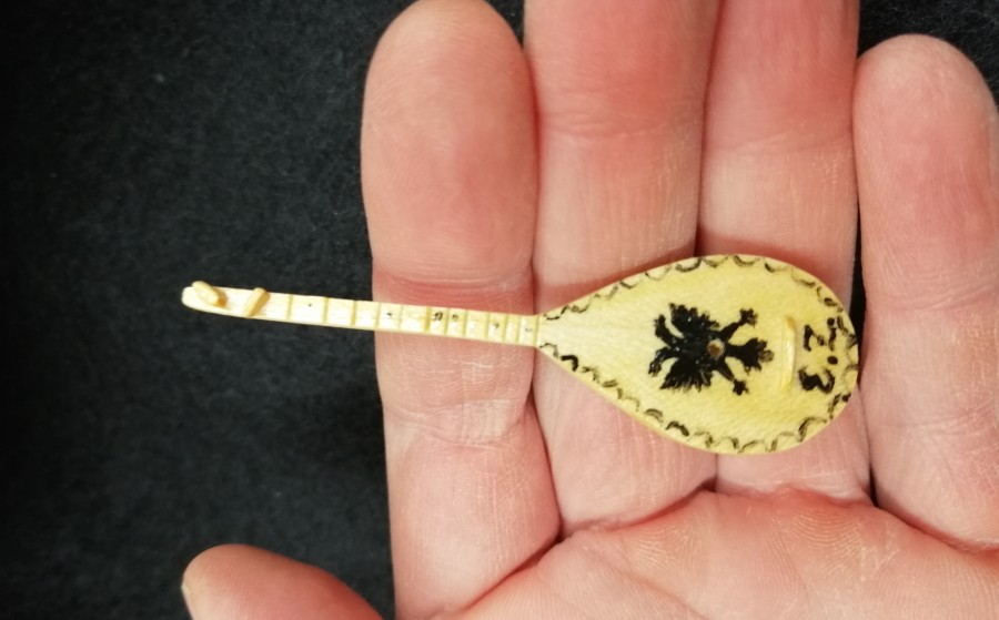 Die kleinste Cifteli der Welt in Ahorn, bemalt und lackiert