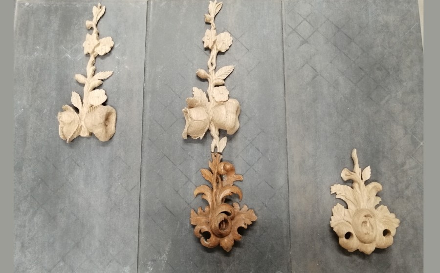 Mehrere klassizistische florale Ornamente aus Eiche für die Restaurierung im Palais Clam Gallas