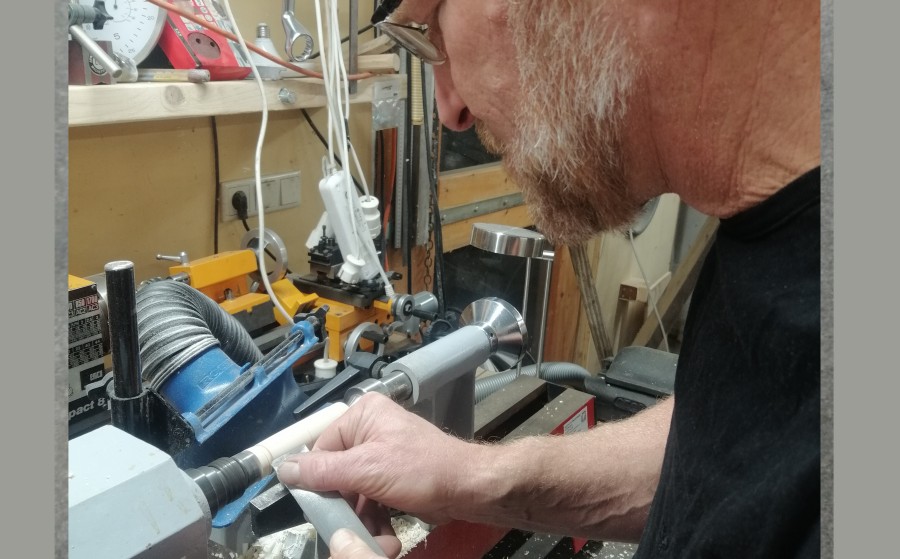 Entstehung der gedrechselten Teile des Terminator Schachsets, Robert Bauer drechselt