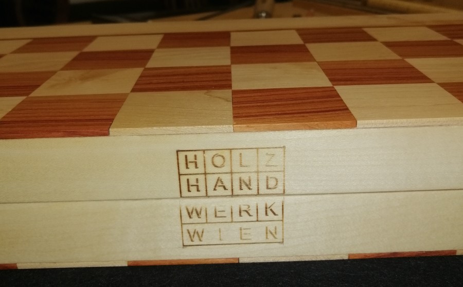 Das Schachbrett mit dem eingebrannten HolzHandWerkWien Logo