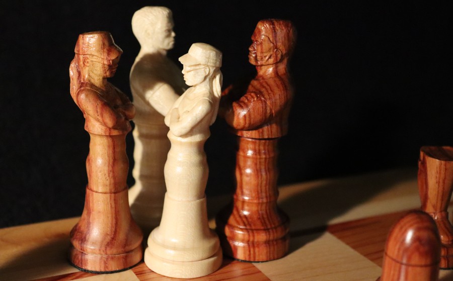 Das Schachbrett mit den aufgebauten Figuren im Terminator Stil; Der König ist der Terminator, die Dame ist Sarah Connor