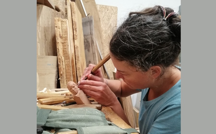 Astrid schnitzt ein Miniaturportrait